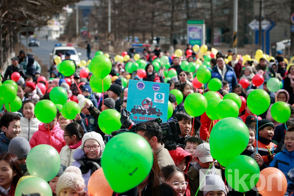 "Just a moment" - 800 children's demonstration